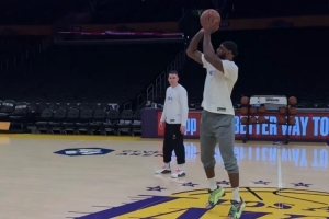 宝威体育官网-一触即发！詹姆斯完成赛前热身 超远中场logo三分连中