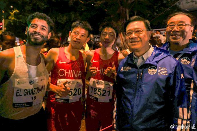 郭晶晶霍启刚亮相香港马拉松赛，李家超：推动体育盛事化发展
